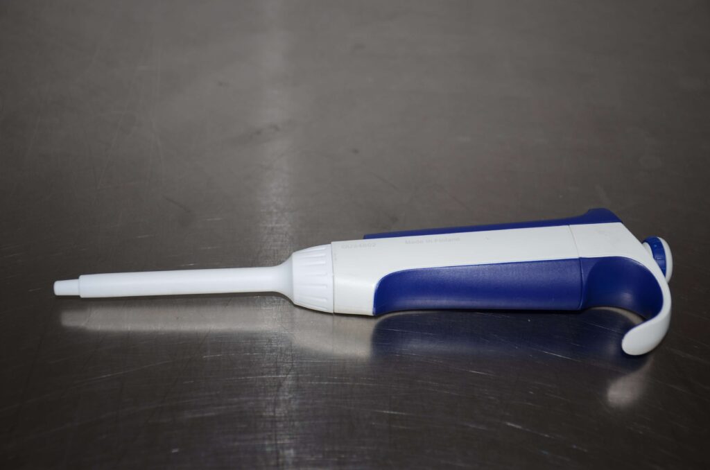 Pipetta Fisherbrand Elite FBE00002 – Volume Regolabile 0,2-2 µL, Nuova (Scatola Con Segni)